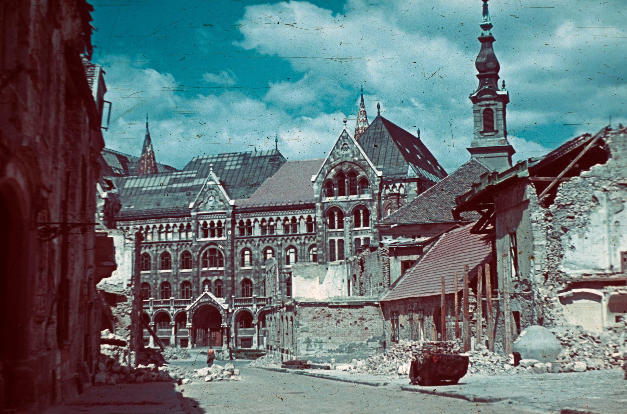Fortuna utca a Bécsi kapu tér felé nézve, szemben a Magyar Országos Levéltár épülete, 1945 – Fotó: Fortepan / Schermann Ákos